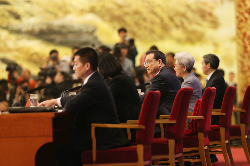 3月16日，國務院總理李克強在北京人民大會堂與中外記者見面，並回答記者提問。新華社記者 劉衛兵 攝