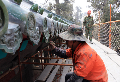 3月19日，在山東省鄒城市孟廟景區，維修人員對亞聖殿木梁重新刷漆。