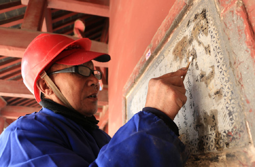 3月19日，在山東省鄒城市孟廟景區，維修人員對石刻進行清洗。