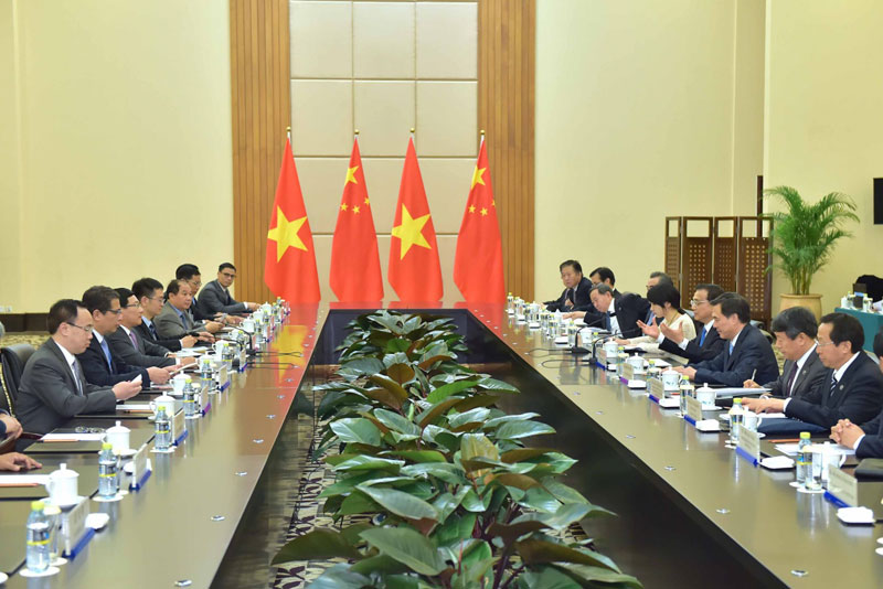 3月23日，國務院總理李克強在海南三亞會見越南副總理范平明。