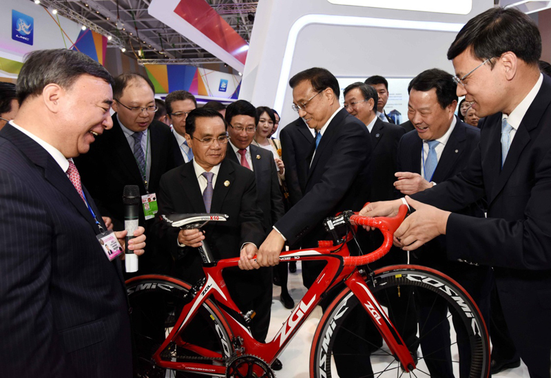 這是李克強同湄公河國家領導人參觀新型材料製造的自行車。