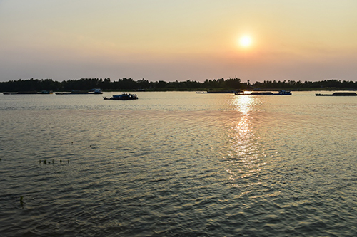 這是4月4日在越南同塔省鴻禦縣拍攝的夕陽下的湄公河。