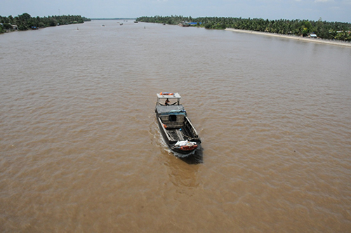 這是4月4日在越南檳椥省周城市拍攝的向湄公河三角洲下游奔涌的前江。
