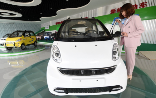 4月5日，顧客在河北省大城縣三迪電動車有限公司展廳選購電動汽車。新華社記者 李曉果 攝