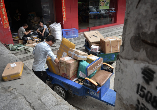 4月5日，在深圳八卦嶺地區，天天快遞的快遞員清點三輪電動車上的貨物。新華社記者 毛思倩 攝