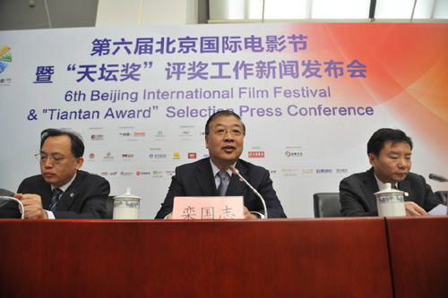 4月6日，國家新聞出版廣電總局電影局副局長、北京國際電影節組委會副秘書長欒國志（中）在發佈會上介紹電影節籌備情況。
