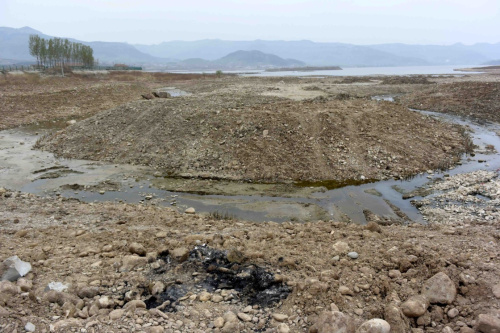 這是在山東省濟南市重要水源地臥虎山水庫拍攝的裸露的河床（4月6日攝）。新華社記者 朱崢 攝