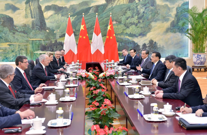 4月7日，中國國務院總理李克強在北京人民大會堂會見來華進行國事訪問的瑞士聯邦主席施奈德-阿曼。新華社記者 李濤 攝
