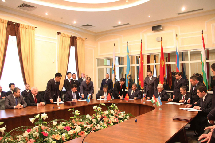 4月8日，在烏茲別克斯坦首都塔什幹的上海合作組織（上合組織）反恐怖機構執委會大樓，各國代表團團長參加文件簽字儀式。