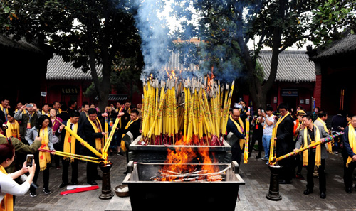 4月9日，香客在河南新鄭黃帝故里的黃帝祠前焚香。