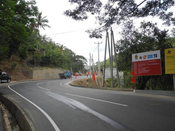 這是2014年9月18日拍攝的由中國湖南建工集團承建的斯裏蘭卡C11公路改造項目一角。由湖南建工集團承建的斯裏蘭卡C11公路是連通佛教聖城康提和紅茶産地努沃勒埃利耶的最便捷道路，極大方便了沿線80萬當地民眾的出行。C11公路改造項目2011年由中國國家開發銀行提供貸款，2012年3月正式開工。中國公路提升當地速度，中國電站帶去無限光明。斯裏蘭卡政策研究院院長凱勒伽瑪在接受記者採訪時表示，中國與斯裏蘭卡的友誼不曾中斷，體現在今天就是一系列大型項目的建設和完工帶來的可喜變化。新華社發