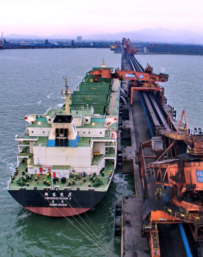 4月11日，一艘輪船靠泊在河北省秦皇島港煤炭碼頭裝貨。