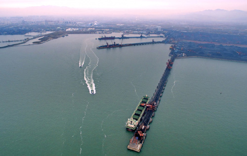 4月11日，一艘輪船靠泊在河北省秦皇島港煤炭碼頭裝貨。記者從河北省交通廳獲悉，2016年截止到3月底，河北省港口貨物吞吐量達2.2億噸，同比增長3.3%，實現首季“開門紅”。