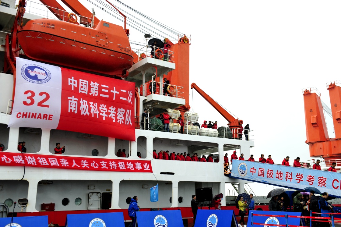 4月12日，中國第32次南極科考隊員走下“雪龍”號。當日，歷時158天、總航程約3萬海裏，中國第32次南極考察隊圓滿完成各項考察任務，乘坐“雪龍”號返回位於上海的極地考察國內基地碼頭。中國第32次南極考察隊于2015年11月7日從上海啟程，在南極考察期間，共完成45項科學考察項目和30項後勤保障與建設項目，取得豐碩成果。新華社記者 張建松 攝