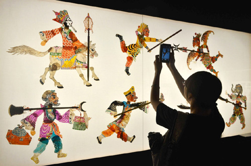 2015年9月20日，位於杭州的中國美院民藝博物館正式對開放。這是參觀者在中國美院民藝博物館拍攝《西遊記》相關皮影作品。