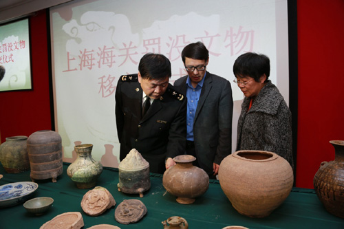 2014年12月8日，工作人員在核對轉交的走私罰沒文物。上海海關將近年來查獲的1600余件走私罰沒文物正式移交上海市文物局，並由上海市歷史博物館收藏。