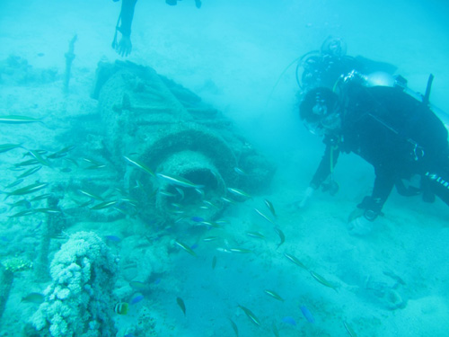考古專家在南海水下沉船遺址區域工作（2013年5月攝）。