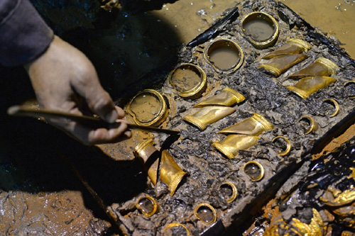 2015年11月17日，考古工作者在南昌西漢海昏侯墓主槨室西側清理馬蹄金。