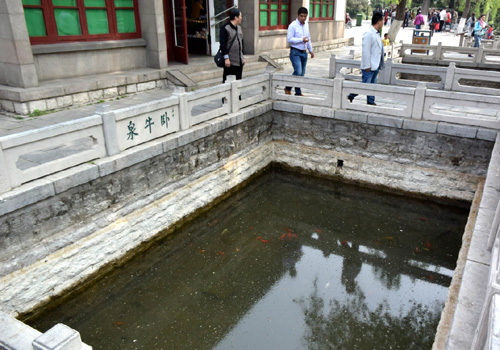 4月12日，位於濟南市區的“七十二名泉”之一的臥牛泉已經停噴，