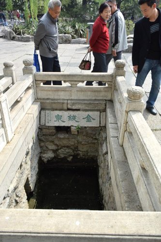 4月12日，位於濟南市區的“七十二名泉”之一的金線泉已經停噴，泉池水位持續下降。