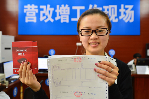 4月12日，在濟南市歷城區國稅局，納稅人展示稅控設備和領用的增值稅普通發票。