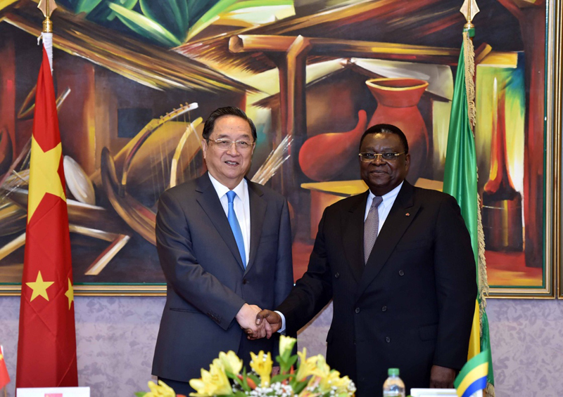 4月12日，正在加蓬進行正式友好訪問的全國政協主席俞正聲在利伯維爾會見加蓬國民議會議長奧努維耶。