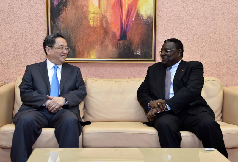 4月12日，正在加蓬進行正式友好訪問的全國政協主席俞正聲在利伯維爾會見加蓬國民議會議長奧努維耶。