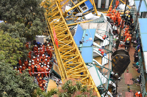 4月13日，救援人員在坍塌現場進行救援。