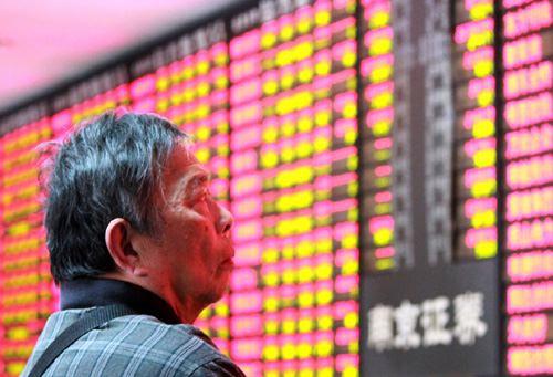 4月13日，股民在江蘇南京一家證券交易網點關注股市行情。
