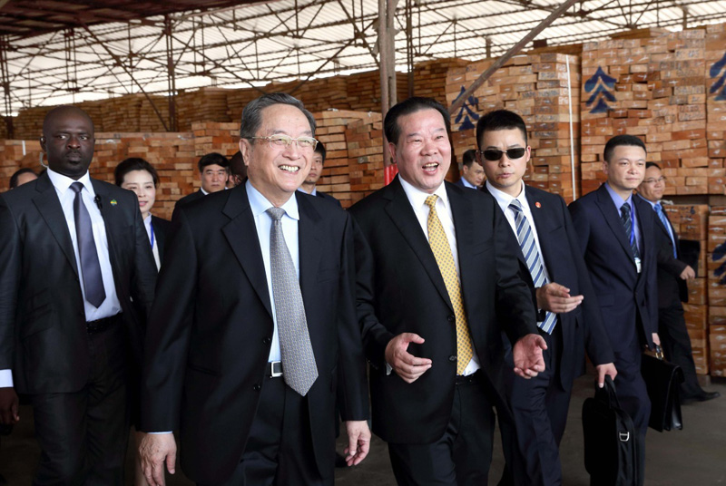 這是4月13日，俞正聲考察中資企業華嘉木業公司。
