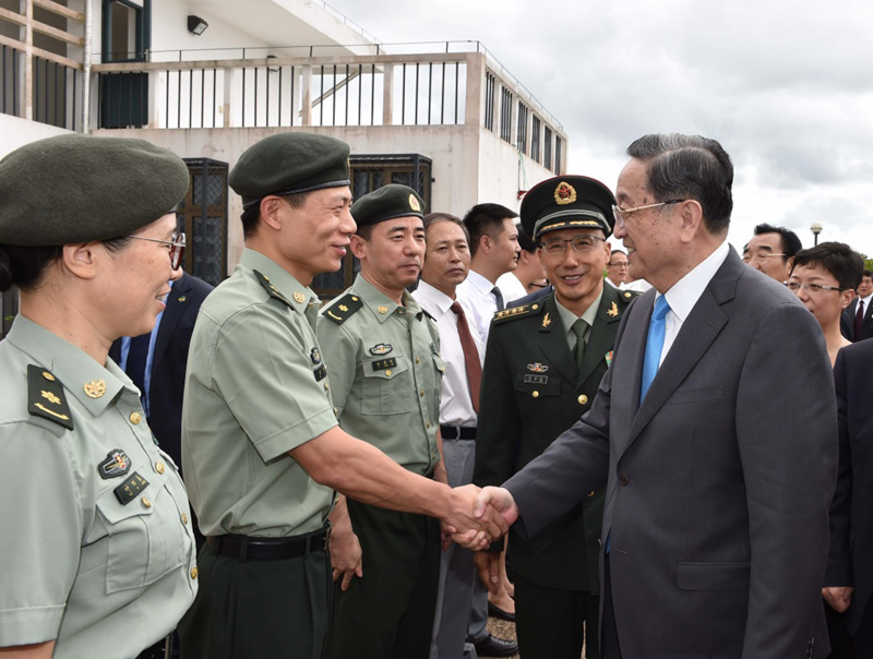 這是4月12日，俞正聲看望慰問中國援加蓬醫療隊和軍醫組。