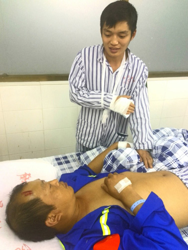 4月13日，傷者王玉龍（後）到病房看望同樣受傷的父親。