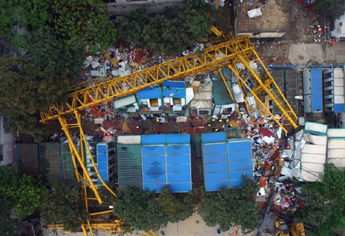 俯瞰龍門架倒塌事故救援現場（4月13日攝）。