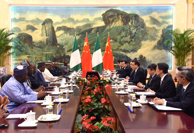 4月13日，國務院總理李克強在北京人民大會堂會見來華進行國事訪問的尼日利亞總統布哈裏。