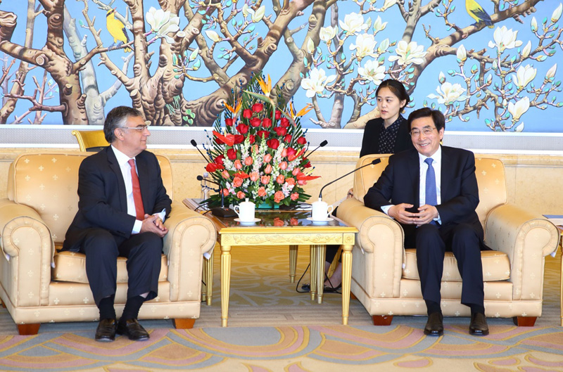 4月14日，中共中央政治局委員、北京市委書記郭金龍在北京會見葡萄牙社會民主黨總書記羅薩。