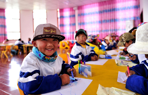 4月14日，來自樟木鎮的孩子們在日喀則市幸福幼兒園畫畫。