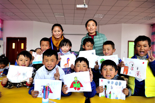 4月14日，來自樟木鎮的孩子們在日喀則市幸福幼兒園展示繪畫作品。
