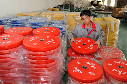 4月14日，河北省泊頭市張孔杠鈴公司工人在整理杠鈴片。