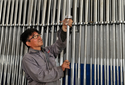 4月14日，河北省泊頭市張孔杠鈴公司工人在擦拭剛剛下線的成品杠鈴桿。