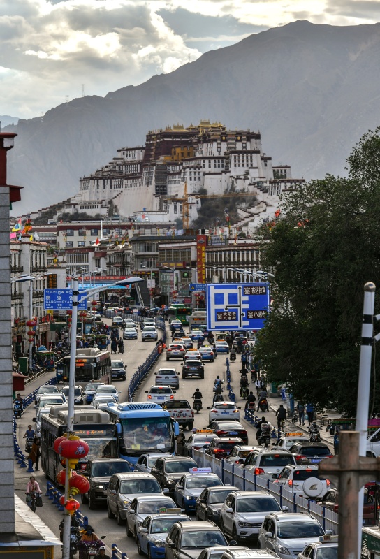 新华社记者 李鑫 摄 截至目前,西藏拉萨市机动车保有量突破26万辆.