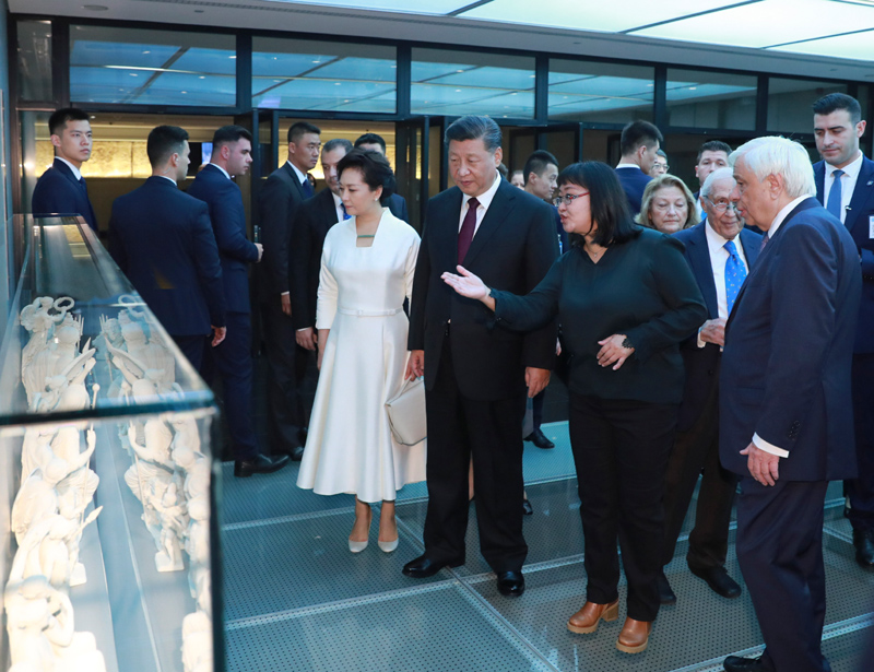 习近平和希腊总统帕夫洛普洛斯共同参观雅典卫城博物馆