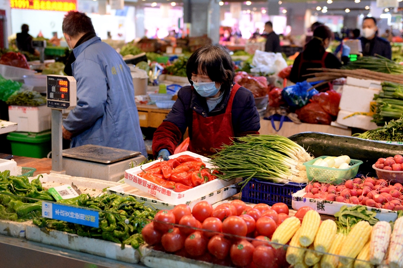 3月20日,合肥市华府骏苑菜市场的商家在整理摊位.