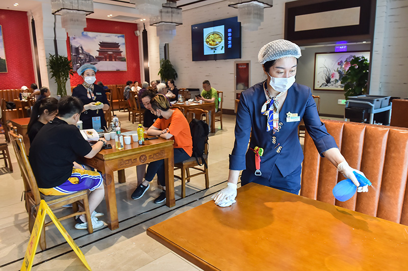 5月2日,马凯餐厅(地安门店)内,服务员用酒精喷壶喷洒桌面进行消杀