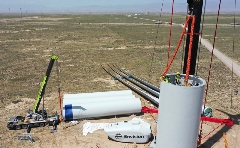 风力发电项目现场,施工人员在进行吊装作业(6月24日摄,无人机照片)