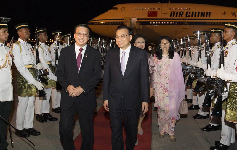國務院總理李克強當地時間20日晚抵達吉隆坡，出席中國-東盟領導人會議、東盟與中日韓領導人會議和東亞峰會，並對馬來西亞進行正式訪問。李克強總理夫人程虹同機抵達。馬來西亞政府高級官員到機場迎接，禮兵沿紅地毯兩側列隊行注目禮，向李克強總理夫婦致敬。
