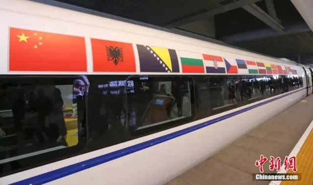 11月25日上午，中國國務院總理李克強邀請來華出席第四次中國—中東歐國家領導人會晤的中東歐國家領導人共同乘坐中國高鐵。