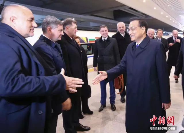 11月25日，高鐵抵達上海虹橋後，李克強送別乘坐高鐵的東歐國家領導人。