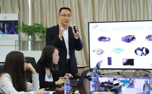 “發現雙創之星”大型主題系列活動走進廣東——12月14日，深圳奧比中光科技有限公司創始人黃源浩向媒體介紹3D傳感器技術在物聯網、人工智慧領域的運用。