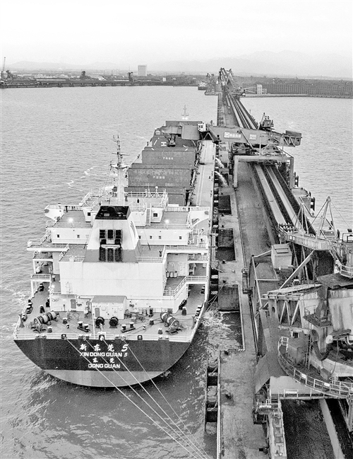 4月11日，一艘輪船靠泊在河北秦皇島港煤炭碼頭裝貨。據介紹，截至3月底，河北省港口貨物吞吐量達2.2億噸，同比增長3.3%。